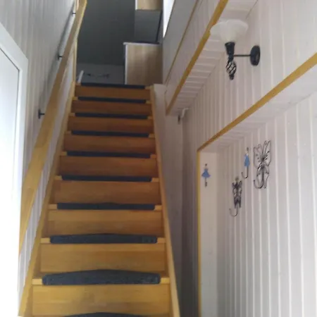 Einzimmerwohnung Im Dachgeschoss Apartment *